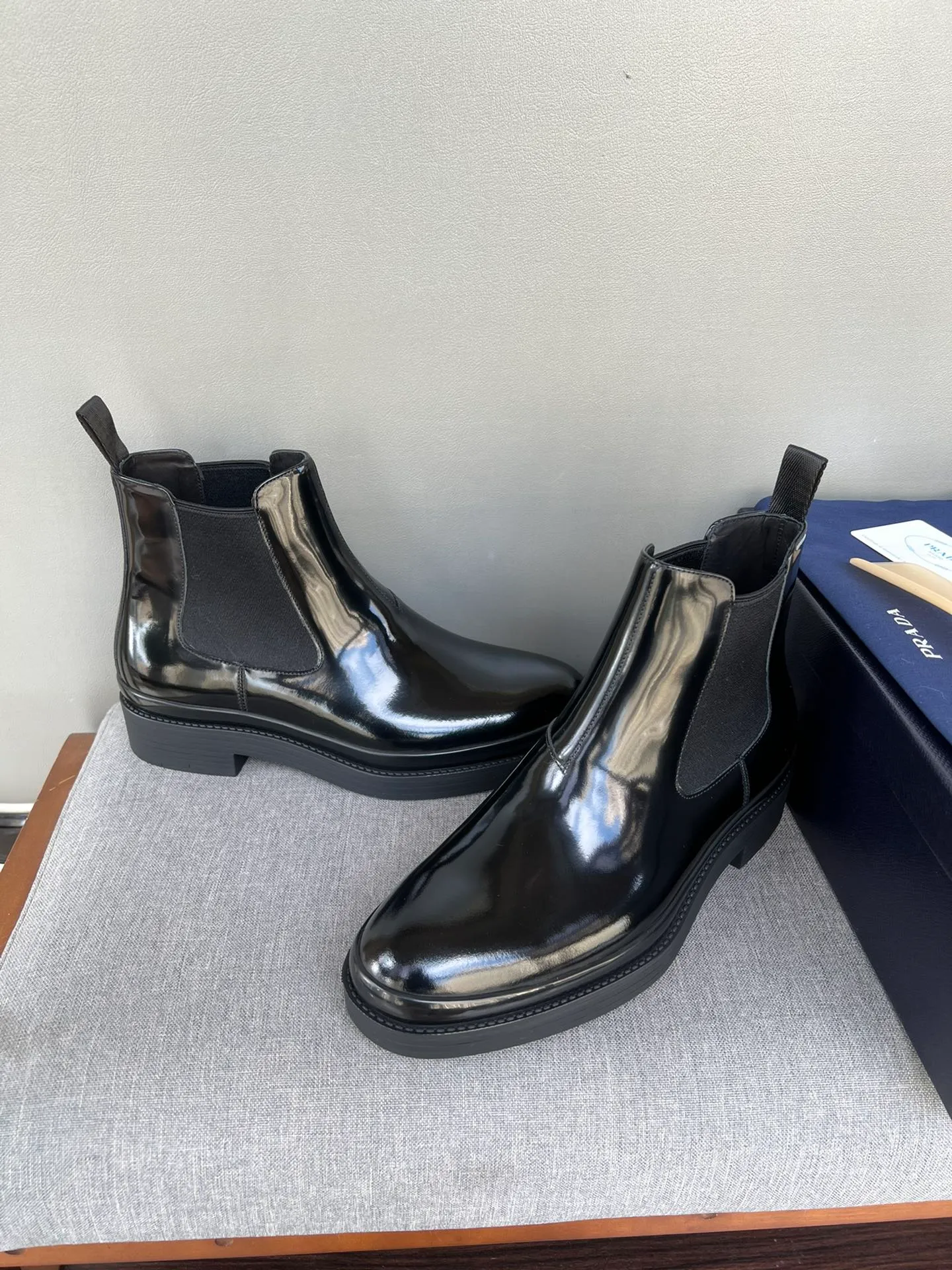 Batch of 1000💰Exclusive hot-selling new Prada Chelsea thick-soled men's shoes, naked boots, imported calf leather on the surface, cow leather on the lining, the outsole is made of private model TPU material, the frosted effect is consistent with the original version, 39-44 in stock (38, 45 custom-made, non-refundable)